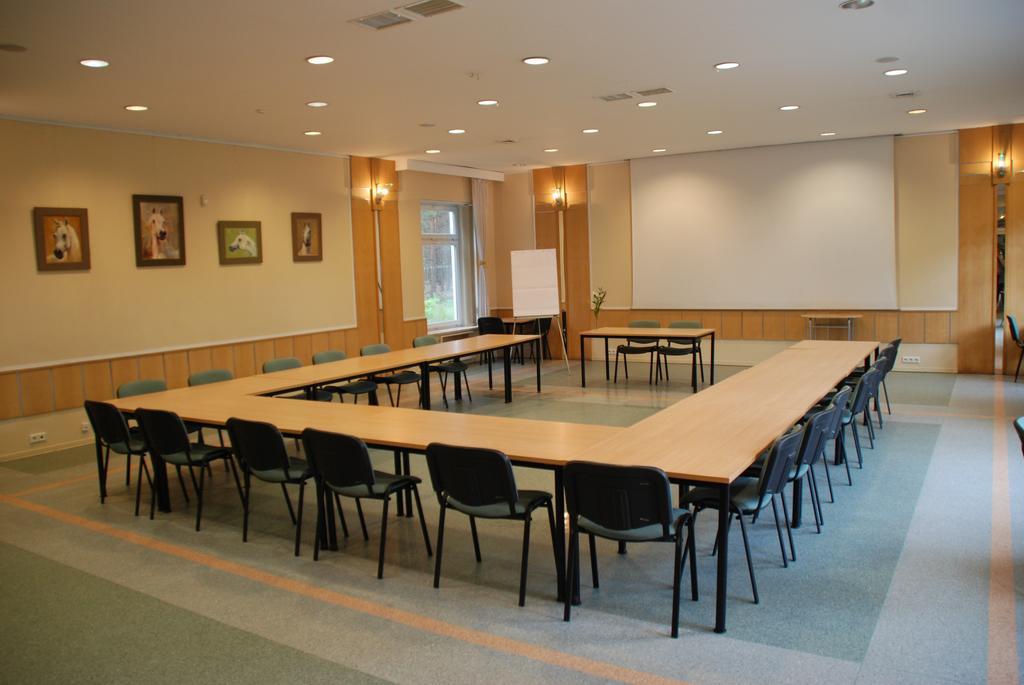 Hotel Pod Sosnami Osieck Екстер'єр фото
